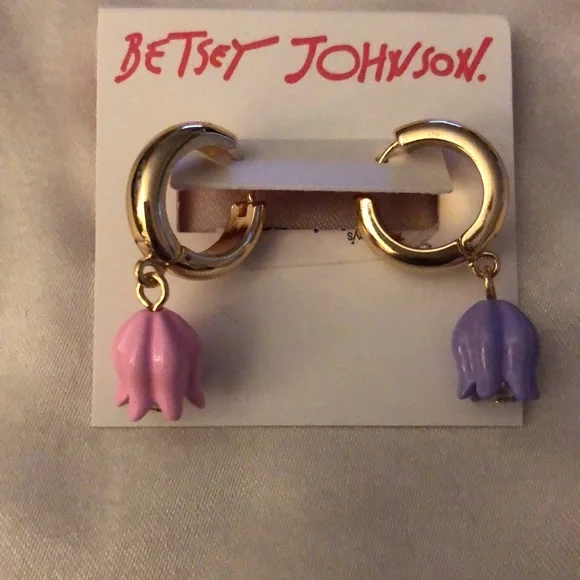 Betsey Johnson Gold Tone Huggie Hoop Earrings Mismatched Tulip Charm NWT - Picture 5 of 13